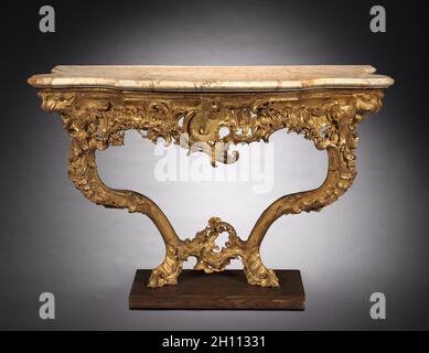 Tavolo console, c. 1765. Attribuito a Ferdinand Tietz (Austria, 1708-1777). Legno intagliato e dorato; totale: 85.8 x 132.1 x 82.5 cm (33 3/4 x 52 x 32 1/2 poll.). Foto Stock