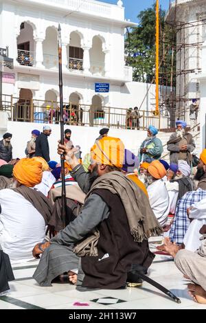 AMRITSAR, INDIA - 26 GENNAIO 2017: Devoti di Sikh nel Tempio d'oro Harmandir Sahib ad Amritsar, Punjab, India Foto Stock