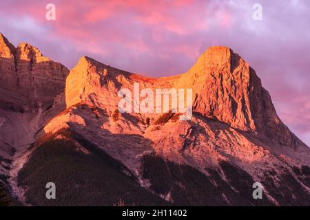 Monte Lawrence grassi e ha Ling Peak nelle Montagne Rocciose canadesi, come visto da Canmore, Alberta Foto Stock