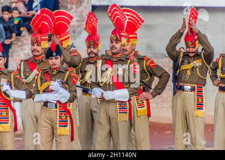 WAGAH, INDIA - 26 GENNAIO 2017: Guardie di confine alla cerimonia militare al confine India-Pakistan a Wagah in Punjab, India. Foto Stock