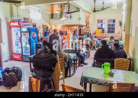 GUWAHATI, INDIA - 28 GENNAIO 2017: Interno di un piccolo ristorante in Guwahati, Assam stato, India Foto Stock