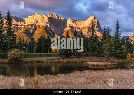 Monte Lawrence grassi e ha Ling Peak nelle Montagne Rocciose canadesi, come visto da Canmore, Alberta Foto Stock