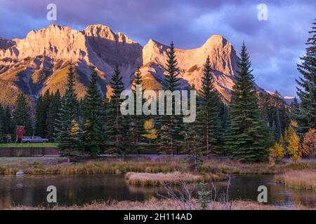 Monte Lawrence grassi e ha Ling Peak nelle Montagne Rocciose canadesi, come visto da Canmore, Alberta Foto Stock