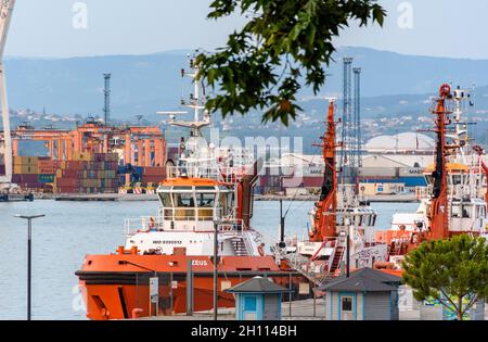 CAPODISTRIA, SLOVENIA - 04 giu 2021: I rimorchiatori sono ancorati nel porto di Capodistria, Slovenia. Foto Stock