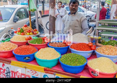 LUCKNOW, INDIA - 2 FEBBRAIO 2017: Venditore di cibo di strada a Lucknow, Uttar Pradesh stato, India Foto Stock