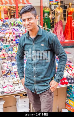 LUCKNOW, INDIA - 3 FEBBRAIO 2017: Venditore locale di scarpe in Lucknow, stato dell'Uttar Pradesh, India Foto Stock