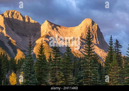 Monte Lawrence grassi e ha Ling Peak nelle Montagne Rocciose canadesi, come visto da Canmore, Alberta Foto Stock