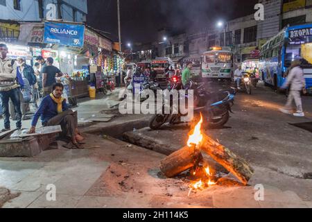 BHOPAL, INDIA - 4 FEBBRAIO 2017: La gente ha un fuoco su una strada a Bhopal, stato di Madhya Pradesh, India Foto Stock