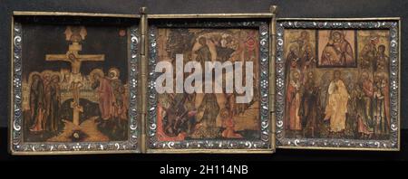 Trittico portatile Icona, 1600s. Bisanzio, Russia, Mosca?, periodo bizantino del xvii secolo. Legno dipinto pannello all'interno di ottone smaltato telaio; senza cornice: 6,5 x 6 x 0,2 cm (2 9/16 x 2 3/8 x 1/16 in.); chiuso: 7,3 x 6,9 x 3,4 cm (2 7/8 x 2 11/16 x 1 5/16 in.); aperto ed esteso: 7 x 19,1 cm (2 3/4 x 7 1/2 in.). Foto Stock