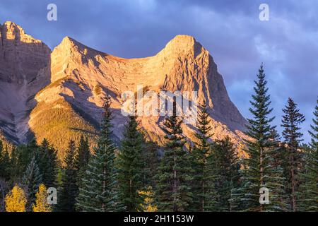 Monte Lawrence grassi e ha Ling Peak nelle Montagne Rocciose canadesi, come visto da Canmore, Alberta Foto Stock