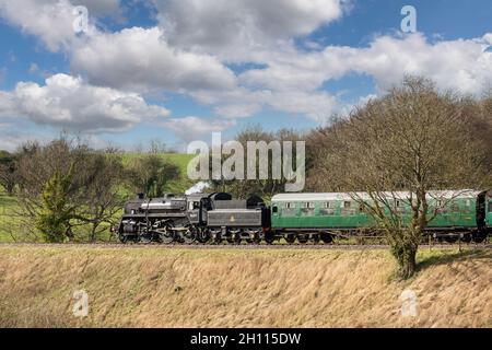 Treno a vapore su una ferrovia storica in estate. Foto Stock