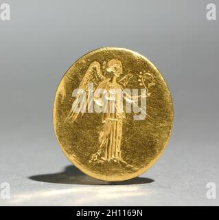 Anello da dito con la figura di Nike, 300s BC. La Grecia, del IV secolo A.C. Oro; diametro: 1,7 cm (11/16 in.); cornice: 2,2 x 2 cm (7/8 x 13/16 in.). Foto Stock