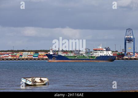 Prodotti chimici / petroliferi superiorità della petroliera che entra nel porto di Harwich. Foto Stock