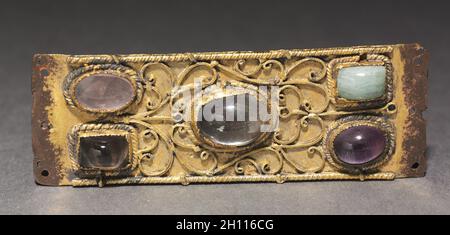 Placca decorativa, probabilmente da un reliquiario Santuario, c. 1200. Germania, Colonia?, periodo romanico, del XII secolo. Rame dorato, con filo di oro, cabochon; complessivo: 2,9 x 8,3 cm (1 1/8 x 3 1/4 in.). Foto Stock
