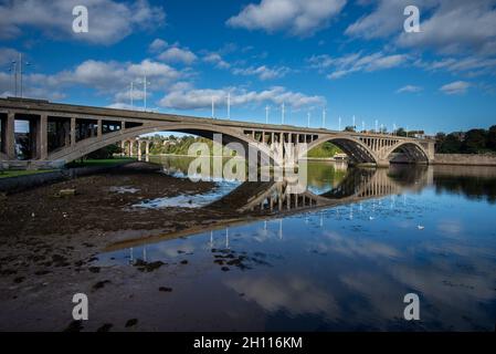 Il Royal Tweed Bridge o più comunemente il "New Bridge" fu aperto dall'allora Principe di Galles, in seguito Edoardo VIII, il 16 maggio 1928, Berwick upon Tweed Foto Stock