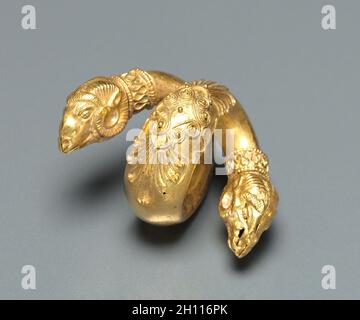 Capelli anello con testa di ariete, c. Del IV secolo A.C. La Grecia, periodo ellenistico. Oro; complessivo: 3,5 cm (1 3/8 in.). Foto Stock