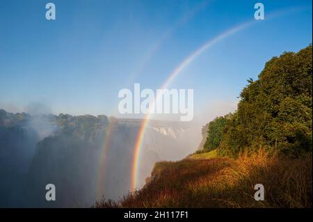 Un doppio arcobaleno sopra le Cascate Vittoria. Victoria Falls National Park, Zimbabwe. Foto Stock