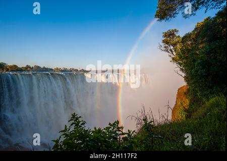 Un doppio arcobaleno sopra le Cascate Vittoria. Victoria Falls National Park, Zimbabwe. Foto Stock