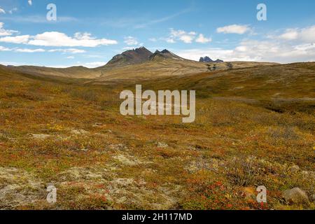 Kirkjubaejarklaustur, Islanda. 15 ottobre 2021. 2 ottobre 2021: I vivaci colori autunnali mettono in risalto il paesaggio di alta montagna del Parco Nazionale Vatnajokull dell'Islanda, Skaftafell, Islanda. Credit: CAL Sport Media/Alamy Live News Foto Stock