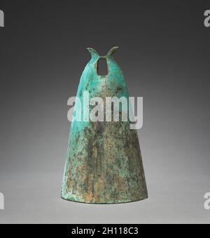 Campana con profilo a rombo, insegne 300s-100s BC. Cina, lungo i confini meridionali, Est della dinastia Zhou (771-256 a.C.) - dinastia Han (202 BC-AD 220). Bronzo; complessivo: 24,1 cm (9 1/2 in.). Foto Stock