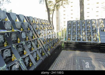 Kiev, Ucraina. 14 Ott 2021. KYIV, UCRAINA - 14 OTTOBRE 2021 - Ritratti dell'Eroe defunto del Cento celeste si vede nel vicolo dei Cent Eroe celesti, Kyiv, capitale dell'Ucraina Credit: Ukrinform/Alamy Live News Foto Stock