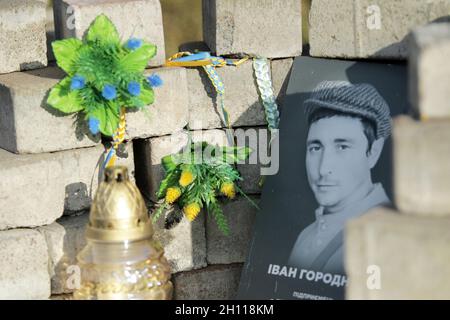 Kiev, Ucraina. 14 Ott 2021. KIEV, UCRAINA - 14 OTTOBRE 2021 - un ritratto di un Eroe defunto del Cento celeste si vede nel vicolo dei Cent'Eroi Celeste, Kiev, capitale dell'Ucraina Credit: Ukrinform/Alamy Live News Foto Stock