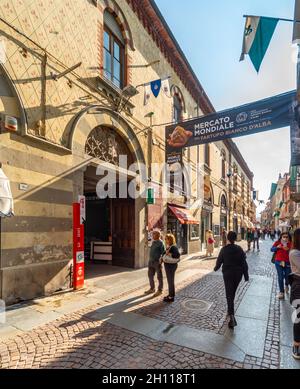 Alba, Cuneo, Piemonte, Italia - 12 ottobre 2021: Ingresso al mercato Mondiale del Tartufo Bianco di Alba nel cortile della Maddalena in Via Vittorio Emanuele II Foto Stock