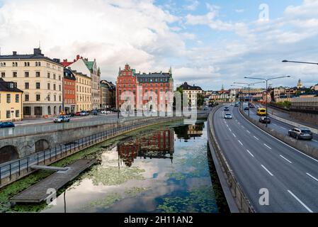 Stoccolma, Svezia - 9 agosto 2019: Centralbron Highway con traffico. Centralbron è un ponte importante nel centro di Stoccolma che collega la parte settentrionale della città Foto Stock