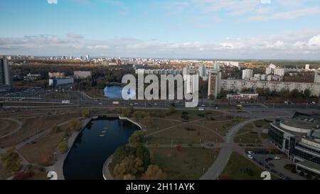 Moderni blocchi di città in tempo nuvoloso. Fotografia aerea di edifici moderni. Foto Stock