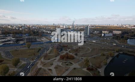 Moderni blocchi di città in tempo nuvoloso. Fotografia aerea di edifici moderni. Foto Stock