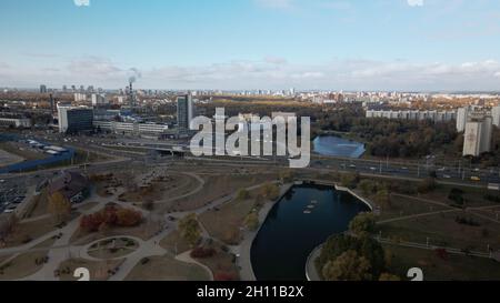 Moderni blocchi di città in tempo nuvoloso. Fotografia aerea di edifici moderni. Foto Stock