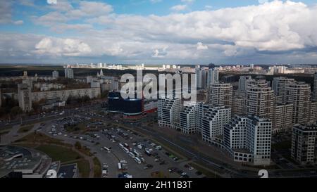 Moderni blocchi di città in tempo nuvoloso. Fotografia aerea di edifici moderni. Foto Stock