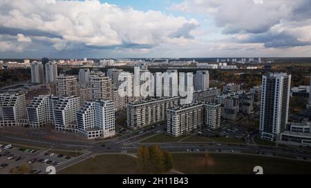 Moderni blocchi di città in tempo nuvoloso. Fotografia aerea di edifici moderni. Foto Stock