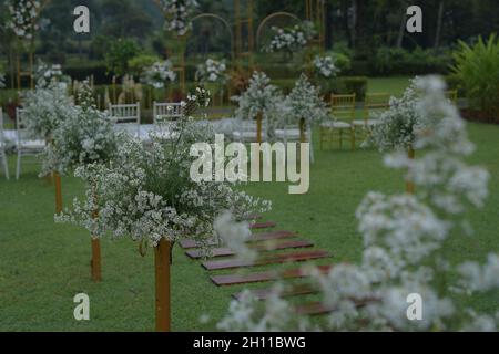 Cerimonia, arco, arco di nozze, matrimonio, momento di nozze, decorazioni, decorazioni, decorazioni per matrimoni, fiori, sedie, cerimonia all'aperto, bou Foto Stock