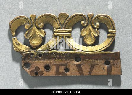 Frammento di una cresta ornamentale da un Santuario Reliquario, c.. 1165-1180. Mosan, Valle della Mosa, Maastricht?, periodo gotico, 12 ° secolo. Rame dorato, émail brun (smalto marrone); totale: 5.5 x 3 cm (2 3/16 x 3/16 poll.). Foto Stock