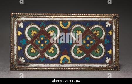 La placca, probabilmente da un reliquiario Santuario, 1225-1250. Germania, Aquisgrana?, periodo gotico del XIII secolo. Rame dorato; smalto champlevé; complessivo: 4,3 x 8,9 cm (1 11/16 x 3 1/2 in.). Foto Stock
