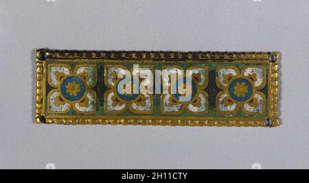 Targa, probabilmente da un Santuario Reliquario, c.. 1200-1250. Mosan, Valle della Mosa, periodo gotico, metà del 13 ° secolo. Rame dorato; smalto Champlevé; totale: 2.9 x 9.8 cm (1 1/8 x 3 7/8 poll.). Foto Stock