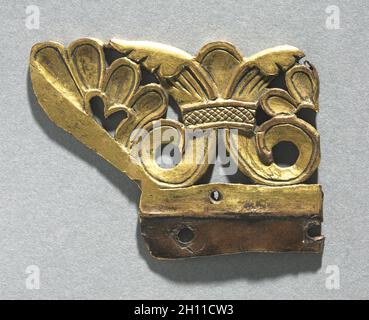 Frammento di una cresta ornamentali da un reliquiario Santuario, c. 1165-1180. Mosan, VALLE MOSANA, Maastricht?, periodo gotico del XII secolo. Rame dorato, émail brun (smalto marrone); complessivo: 5.3 x 4.2 cm (2 1/16 x 1 5/8 in.). Foto Stock