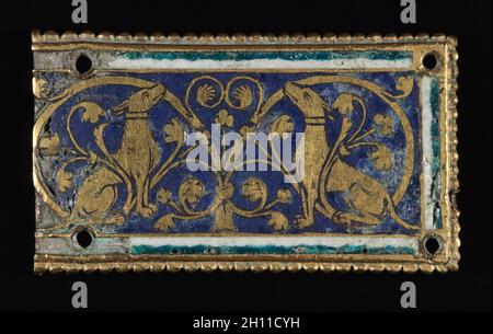 La placca, probabilmente da un reliquiario Santuario, c. 1200-1250. Mosan, valle della Mosa, periodo gotico, inizio del XIII secolo. Rame dorato; smalto champlevé; complessivo: 3,4 x 5,9 cm (1 5/16 x 2 5/16 in.). Foto Stock