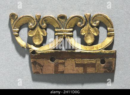 Frammento di una cresta ornamentali da un reliquiario Santuario, c. 1165-1180. Mosan, VALLE MOSANA, Maastricht?, periodo gotico del XII secolo. Rame dorato, émail brun (smalto marrone); COMPLESSIVAMENTE: 5,5 x 3,1 cm (2 3/16 x 1 1/4 in.). Foto Stock