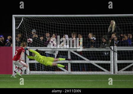 DURHAM CITY, REGNO UNITO. 14 OTTOBRE Aofie Mannion of Manchester United Punity batte di poco le mani distese di Durham Women's Megan Borthwick durante la partita di fa Women's Continental League Cup tra Durham Women e Manchester United al Maiden Castle, Durham City giovedì 14 ottobre 2021. (Credit: Mark Fletcher | MI News) Credit: MI News & Sport /Alamy Live News Foto Stock