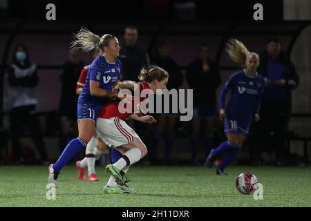 DURHAM CITY, REGNO UNITO. 14 OTTOBRE Bridget Galloway of Durham Women in azione con Aofie Mannion di Manchester United durante la partita di fa Women's Continental League Cup tra Durham Women e Manchester United al Maiden Castle, Durham City giovedì 14 ottobre 2021. (Credit: Mark Fletcher | MI News) Credit: MI News & Sport /Alamy Live News Foto Stock