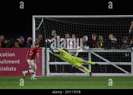 DURHAM CITY, REGNO UNITO. 14 OTTOBRE Aofie Mannion of Manchester United Punity batte di poco le mani distese di Durham Women's Megan Borthwick durante la partita di fa Women's Continental League Cup tra Durham Women e Manchester United al Maiden Castle, Durham City giovedì 14 ottobre 2021. (Credit: Mark Fletcher | MI News) Credit: MI News & Sport /Alamy Live News Foto Stock