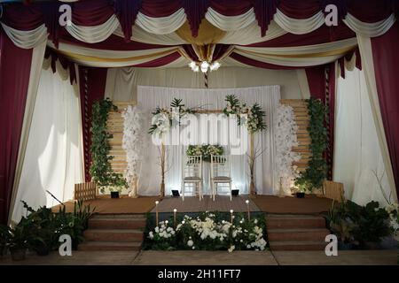 Cerimonia, arco, arco di nozze, matrimonio, momento di nozze, decorazioni, decorazioni, decorazioni per matrimoni, fiori, sedie, cerimonia all'aperto, bou Foto Stock