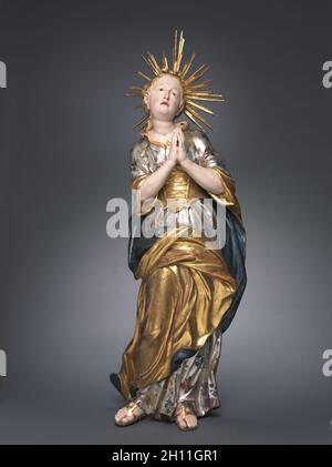 Vergine Maria come un bambino, 1750-1775. Austria, Vienna, XVIII secolo. Legno dipinto e dorato; complessivo: 106,6 x 39,3 x 21,7 cm (41 15/16 x 15 1/2 x 8 9/16 in.); senza alogeno: 96,2 cm (37 7/8 in.). Foto Stock