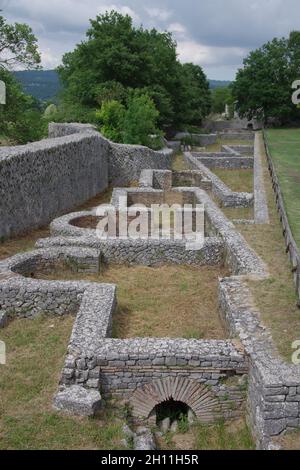 Sito archeologico di Altilia: I resti delle antiche terme mostrano una serie di ambienti comunicanti. Sepino, Molise , Italia. Foto Stock