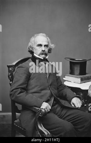 Nathaniel Hawthorne (1804-1864), romanziere e scrittore americano, ritratto seduto, Mathew Brady Studio, inizio 1860 Foto Stock