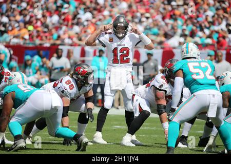 Tampa, Stati Uniti. 10 Ott 2021. Tampa Bay Buccaneers quarterback Tom Brady (12) organizza una partita durante il primo trimestre contro i Miami Dolphins domenica 10 ottobre 2021, al Raymond James Stadium di Tampa, Florida. (Foto di Douglas R. Clifford/Tampa Bay Times/TNS/Sipa USA) Credit: Sipa USA/Alamy Live News Foto Stock