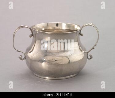 Two-Handled Cup, c. 1720. George Hanners (American, c. 1696-1740). Argento; con manico: 10 x 17,4 cm (3 15/16 x 6 7/8 in.). Foto Stock