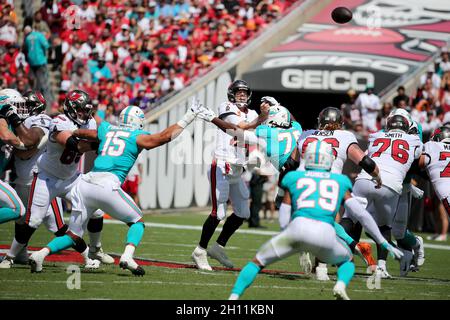Tampa, Stati Uniti. 10 Ott 2021. Tampa Bay Buccaneers quarterback Tom Brady (12) è sotto pressione da Miami Dolphins Nose Tackle Adam Butler (70) in una partita di pass durante il primo trimestre di domenica 10 ottobre 2021, al Raymond James Stadium a Tampa, Florida. (Foto di Douglas R. Clifford/Tampa Bay Times/TNS/Sipa USA) Credit: Sipa USA/Alamy Live News Foto Stock